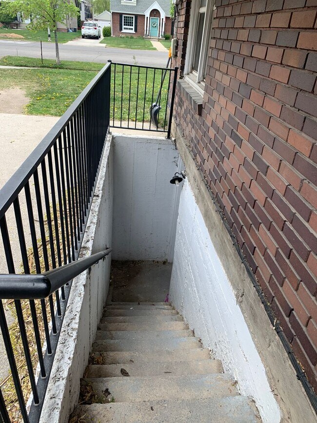 Building Photo - 1 Bedroom/1 Bathroom Apartment