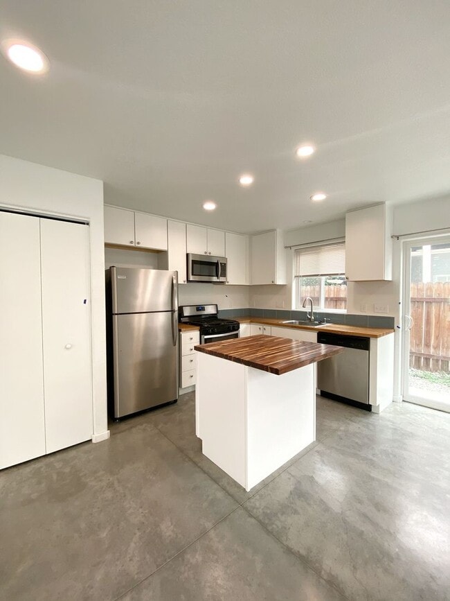 Building Photo - 541 Sinclair St