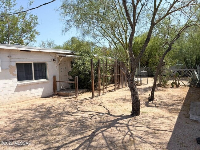 Building Photo - 833 W Tipton Dr