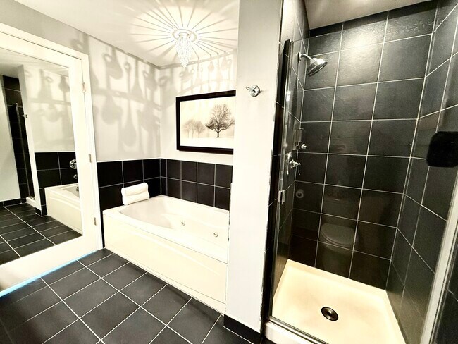 Building Photo - 125 E 13th St