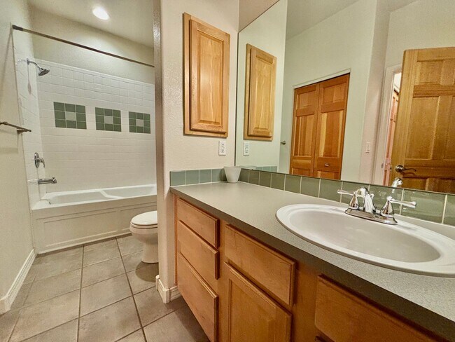 Building Photo - Beautiful 2 Bed 1 Bath Haven in Central Fort Collins!