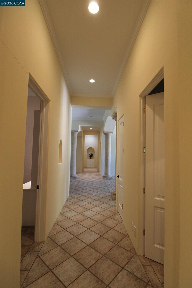 Building Photo - 348 Pheasant Run Dr