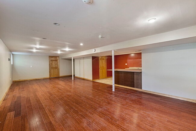 Building Photo - 566 N Howard Ave
