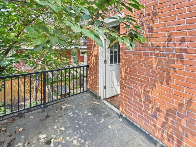Building Photo - 612 W Chestnut St