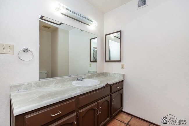 Building Photo - 770 W 37th St