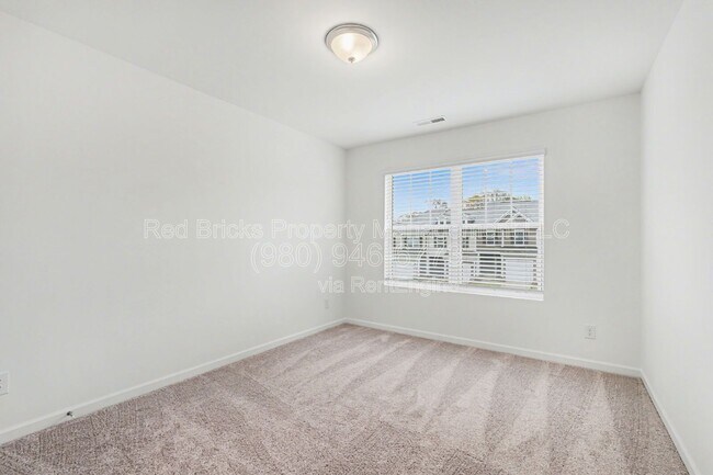 Building Photo - 760 Kitfox Dr NW