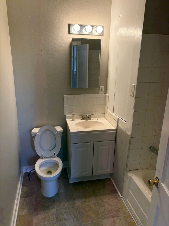 Building Photo - Beautiful 1 Bedroom Highland Duplex with bonus flex room!