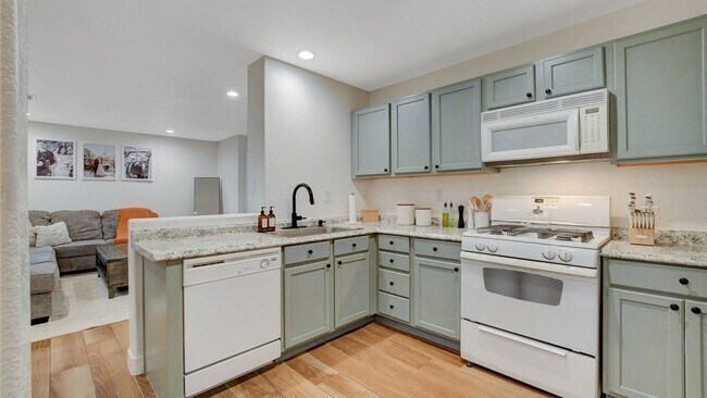 Building Photo - 9291 Hollander Ave