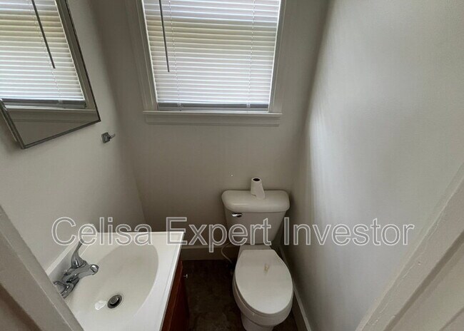 Building Photo - 1209 W Wildwood Ave