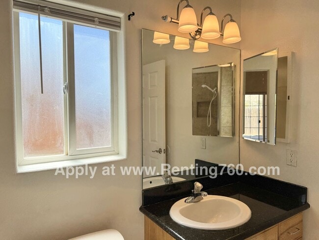 Building Photo - Spacious 3 Bed 2 Bath Home!
