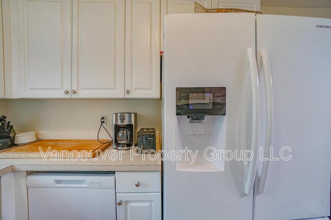 Building Photo - 6001 NE 33rd Cir