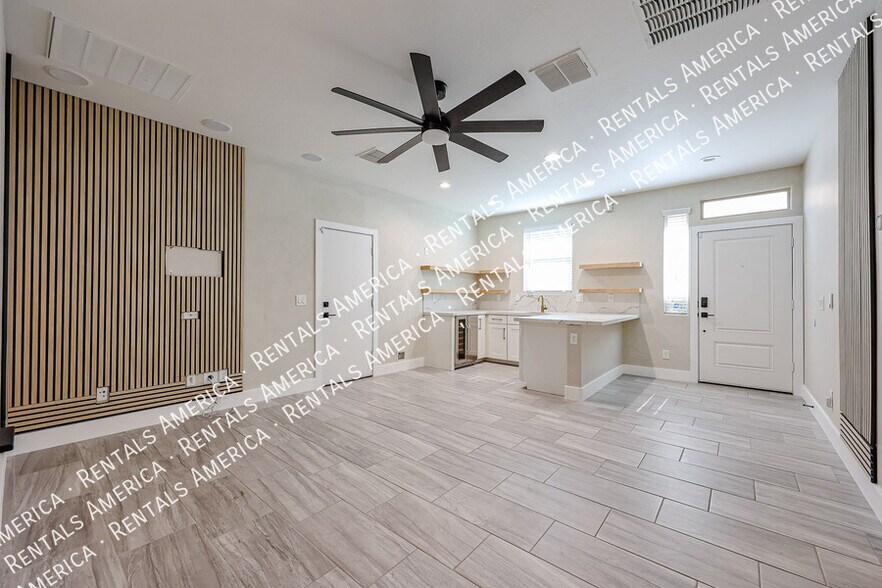 Building Photo - 7855 W Rock Springs Dr
