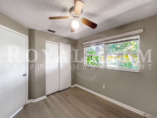 Building Photo - Fort Myers 1BR/1BA Freshly Renovated on First St! Cozy, Clean, and Finally Affordable.