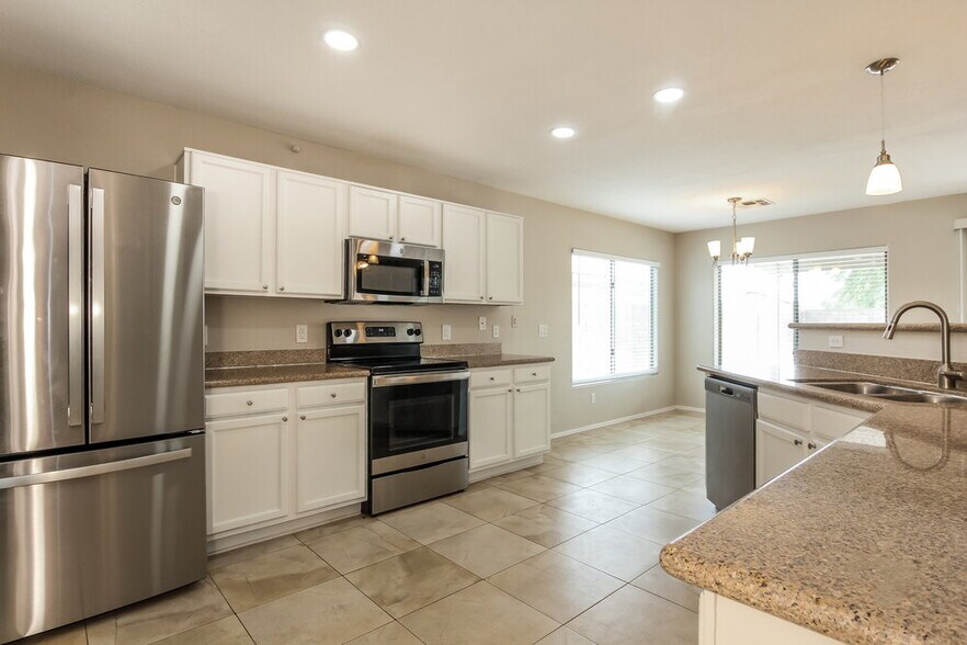 Building Photo - 2255 E Parkside Ln