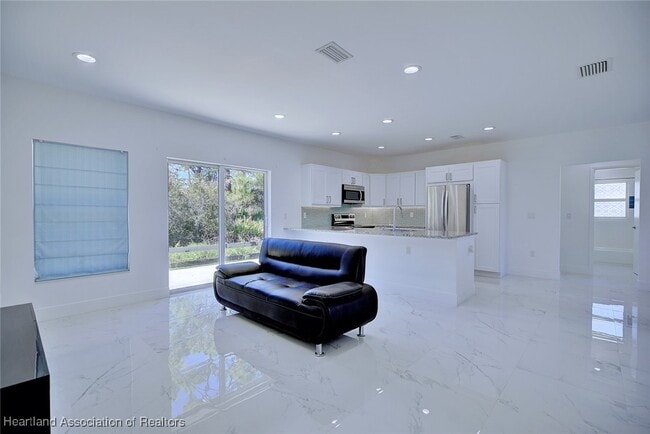 Building Photo - 827 Renault Ave