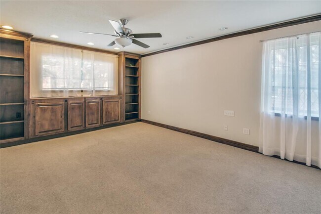 Building Photo - 452 N Post Oak Ln