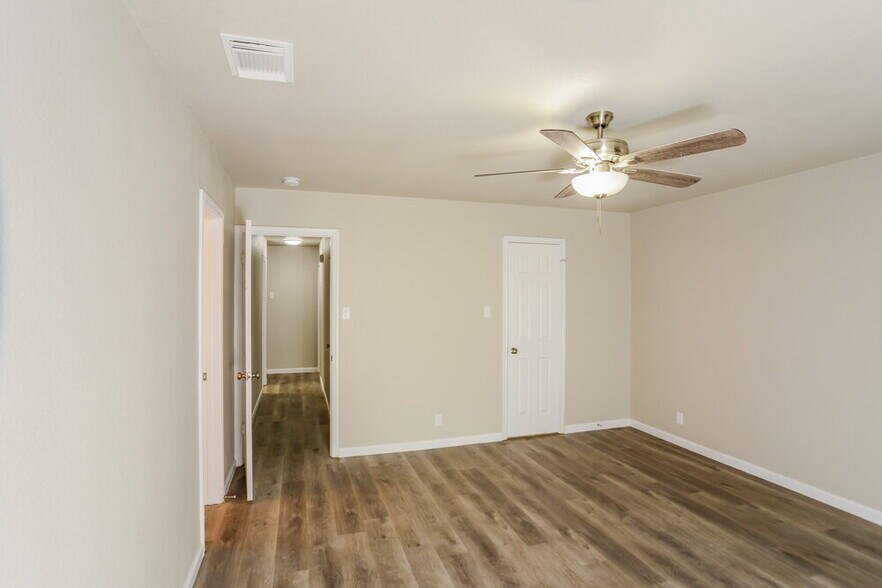 Building Photo - 9124 Gambier Dr