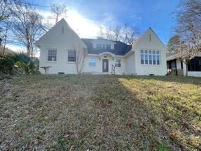 Building Photo - Highland Charmer! Come see Today!