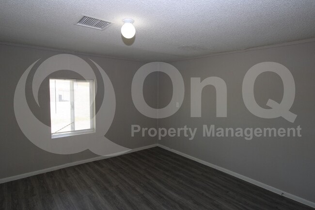 Building Photo - 515 W 13th St