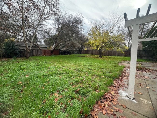 Building Photo - Three Bedroom 2 Bathoom with Large Yard