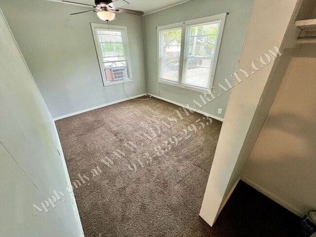 Building Photo - Cozy 2 Bed 1 Bath Duplex in OLATHE-Available NOW!!