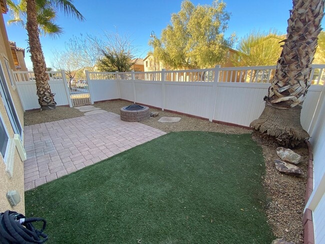 Building Photo - Beautiful 3 bed/2.5 bath home located in Henderson.