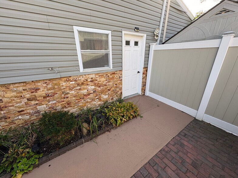 Primary Photo - 318 Claremont Ave