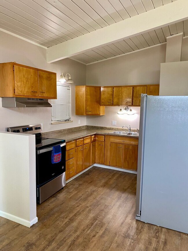 Building Photo - Available for 2025-2026 Fall Pre-Leasing: ...