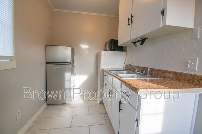 Building Photo - 401 Eva Cir