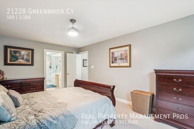 Building Photo - 21228 Greenbrier Ct