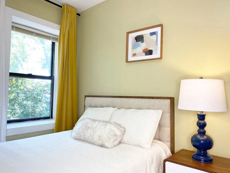 Building Photo - Furnished room/NOT APARTMENT