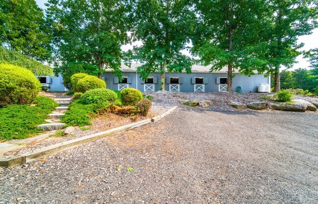 Building Photo - 558 N Roast Meat Hill Rd