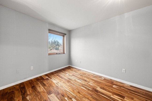 Building Photo - 2 BR 2 BA Townhome in North Tabor- 3 Levels!