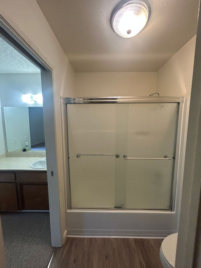 Building Photo - Kingsbury Greens HOA 2 bedroom 1 1/2 bath in Alta Sierra