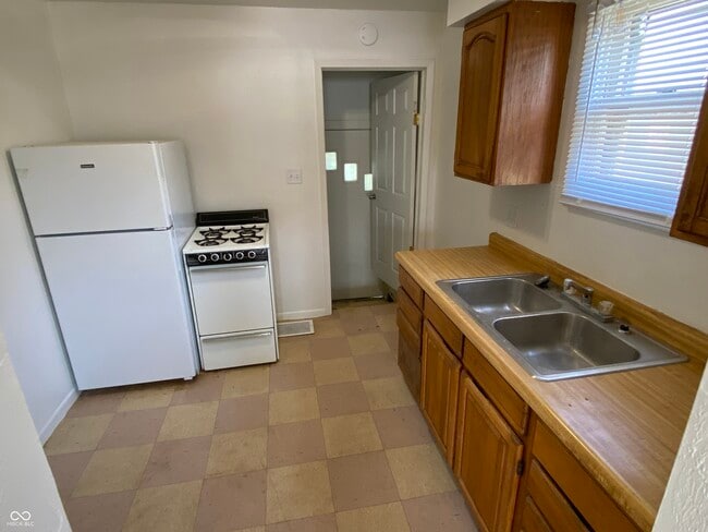 Building Photo - 702 W 23rd St