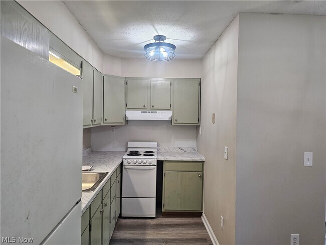 Building Photo - 14742 Hillcrest Ave