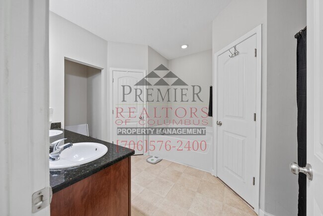 Building Photo - 5116 Magazine Ln