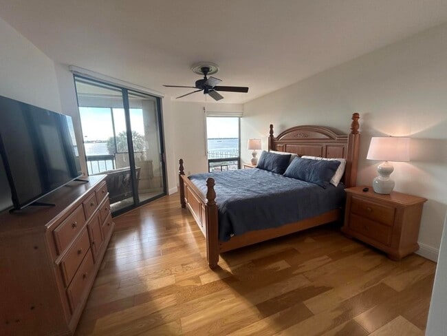 Building Photo - 625 NW North River Dr