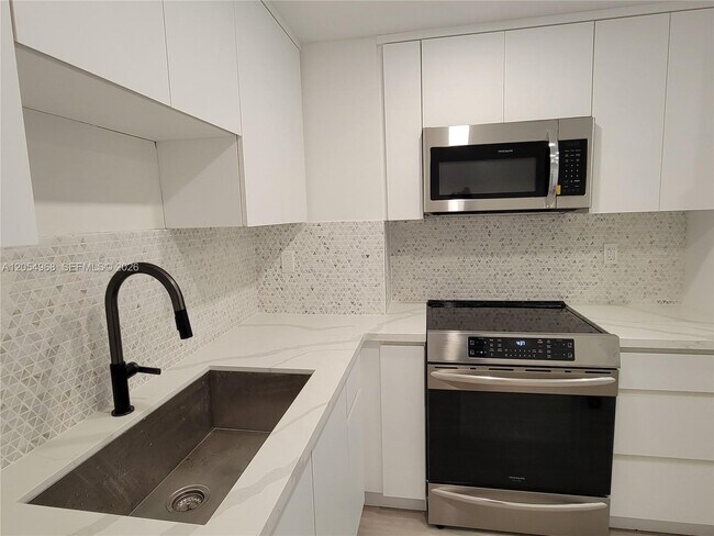 Building Photo - 2655 Collins Ave