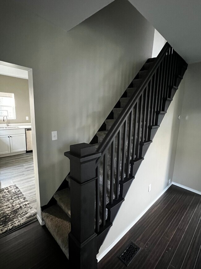 Building Photo - 313 Victoria Ave