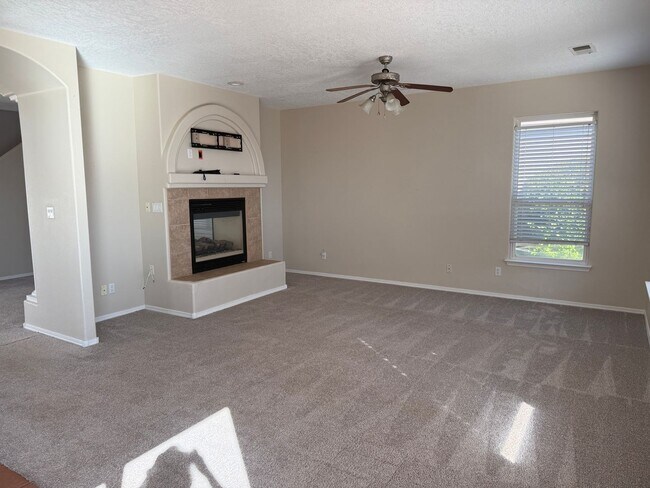 Building Photo - Spacious 4 Br, 2.5 Ba with 2 living areas, loft, kitchen appliances, 2 car garage.