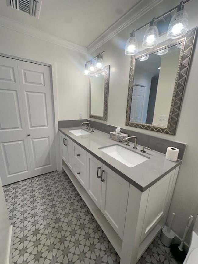 Building Photo - Stylish Camarillo Retreat for Lease