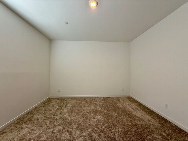 Building Photo - 4 BED 3.5 BATH 2 CAR GARAGE HOME w/ LOFT, ...