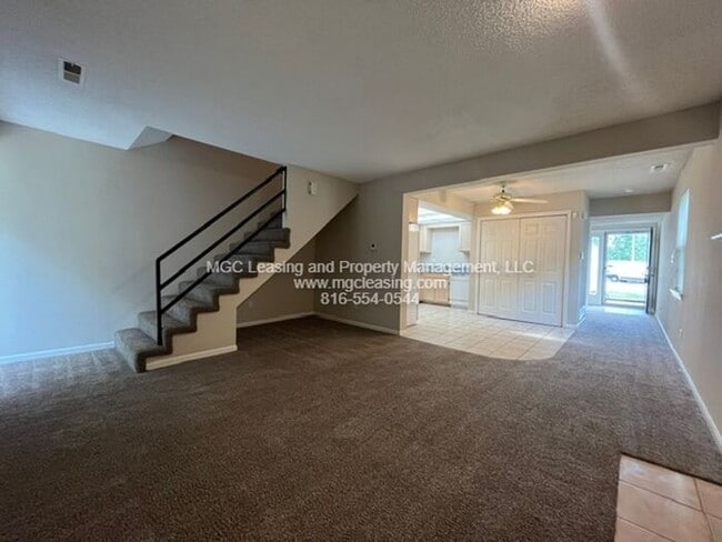 Building Photo - Spacious townhouse available for your July move-in!