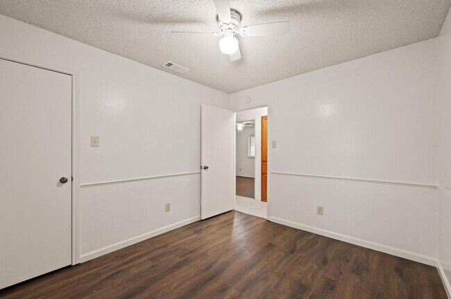 Building Photo - 504 Warbler Dr