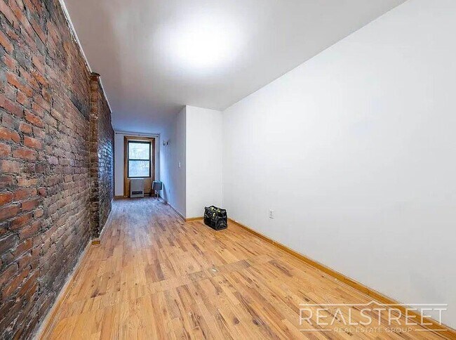 Building Photo - No Fee – 4 Bed / 1.5 Bath with Private Bac...