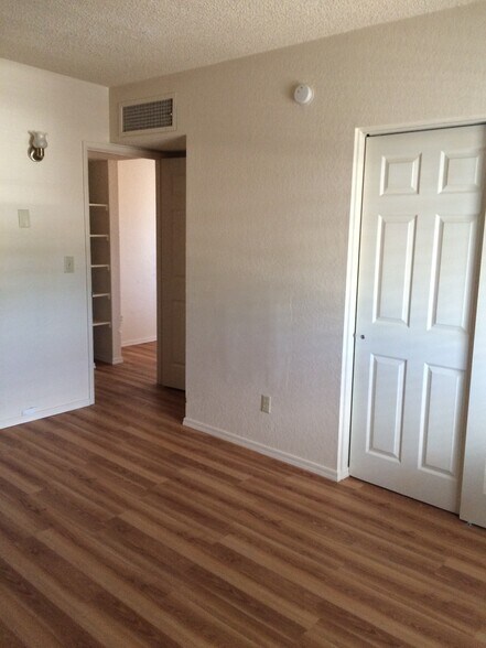 Building Photo - 923 N Swan Rd