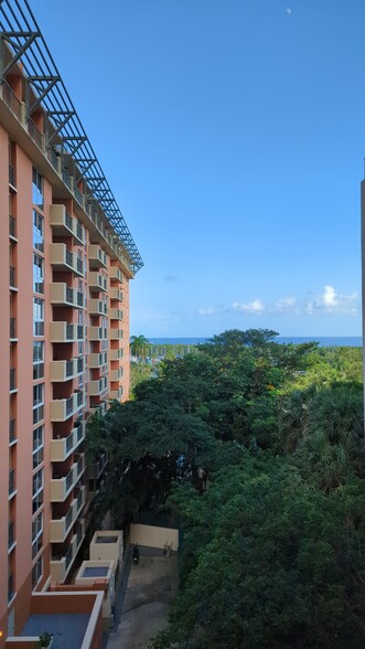 Building Photo - 2951 S Bayshore Dr