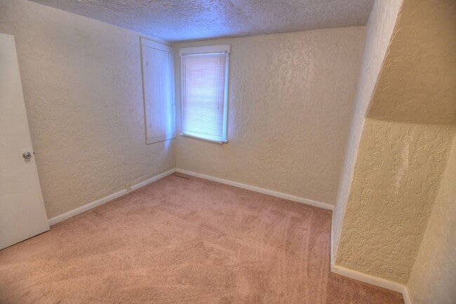 Building Photo - 5 Bed /2 Bath Single Family Home for Rent ...