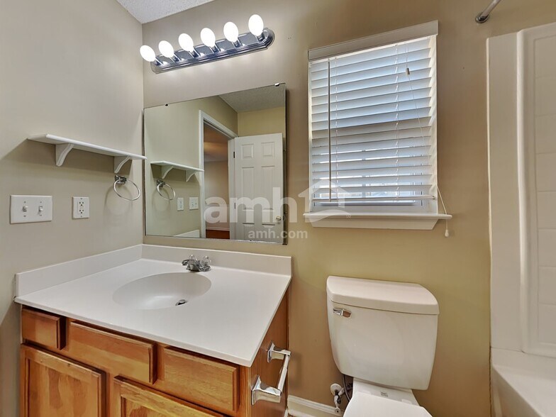 Building Photo - 5018 Thornton Dr